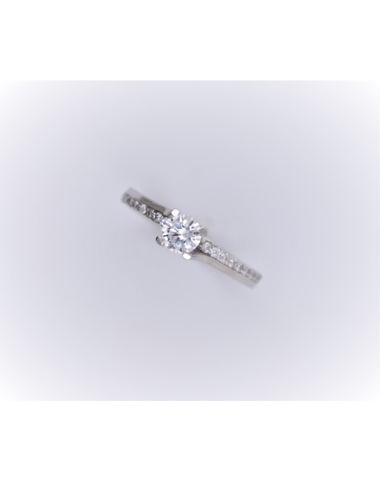 ANELLO SOLITARIO IN ORO BIANCO CON DIAMANTI NATURALI 0.66 CARATI