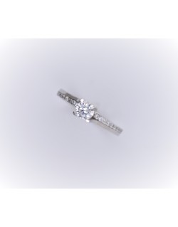 ANELLO SOLITARIO IN ORO BIANCO CON DIAMANTI NATURALI 0.66 CARATI