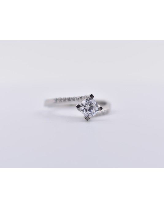 ANELLO SOLITARIO IN ORO BIANCO CON DIAMANTI NATURALI 0.68 CARATI
