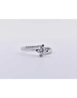 ANELLO SOLITARIO IN ORO BIANCO CON DIAMANTI NATURALI 0.68 CARATI