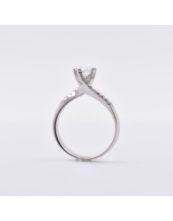 ANELLO SOLITARIO IN ORO BIANCO CON DIAMANTI NATURALI 0.68 CARATI