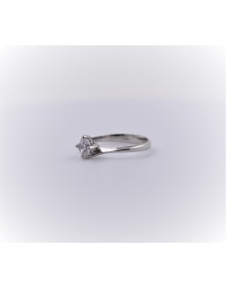 ANELLO SOLITARIO IN ORO BIANCO 18 K CON DIAMANTE NATURALE CERTIFICATO DGC