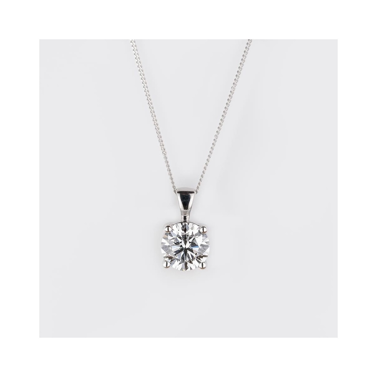 Ciondolo Modello Chanel con diamante