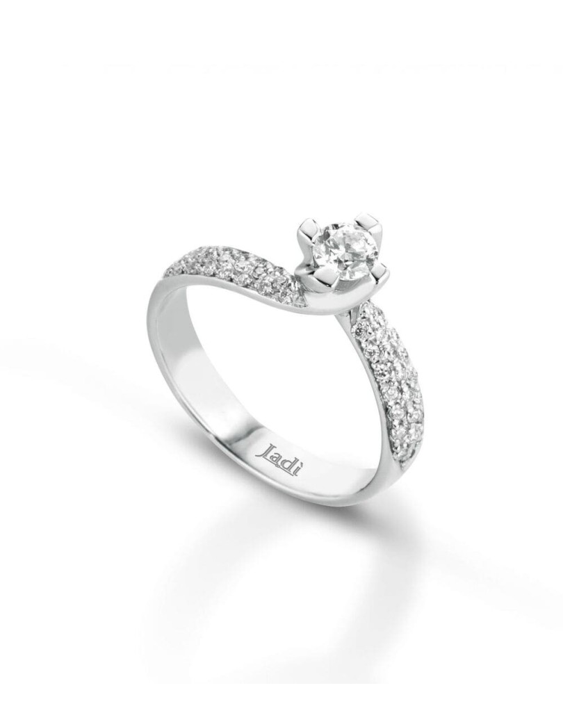 Anello con Diamanti centro e contorno Naturali